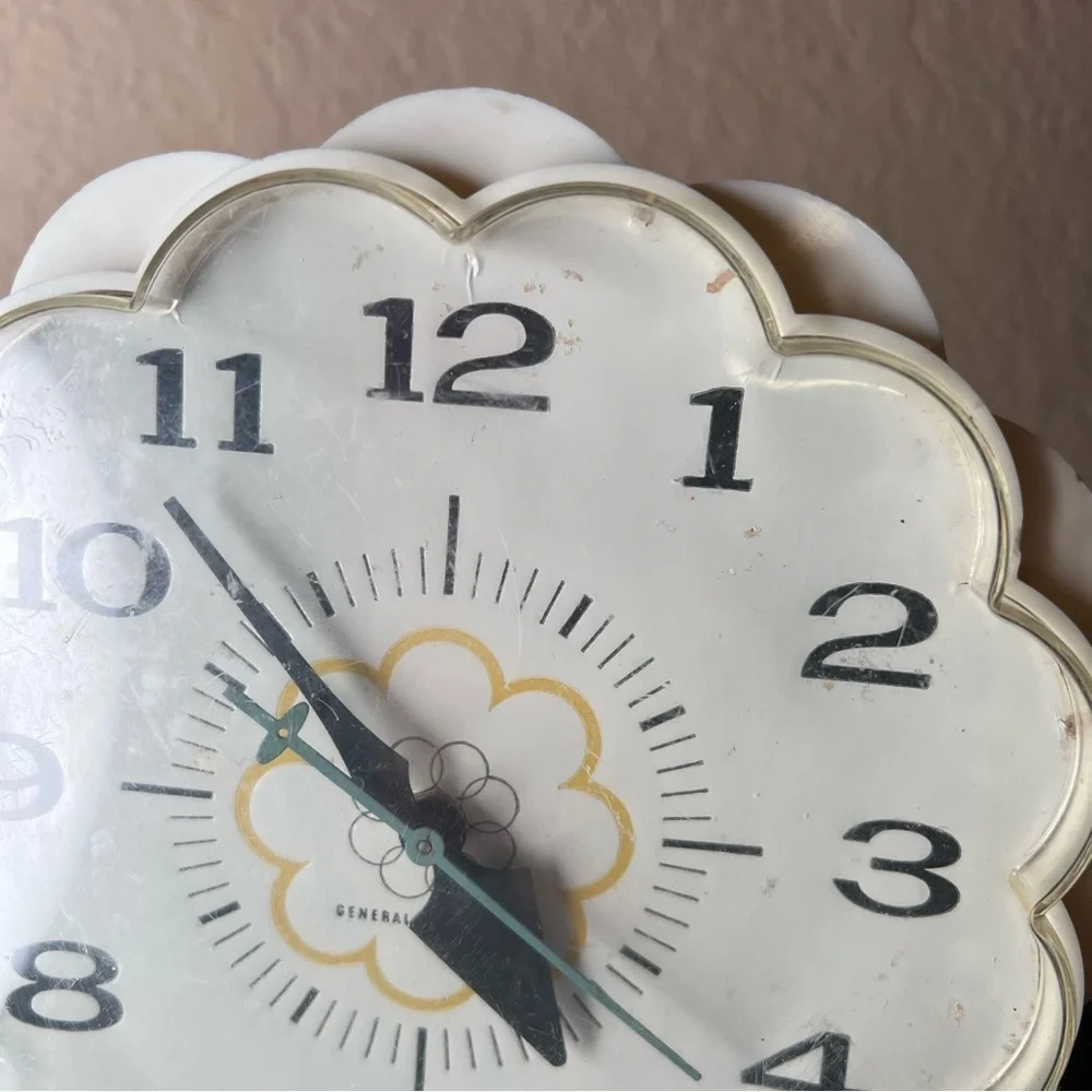 Vintage 1950's GE Electric Wall Clock, Daisy Flower, Novelty, Midcentury Decor
